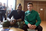 VIDEO. Djibril Cissé accueilli en star au lycée de la Venise-Verte de Niort