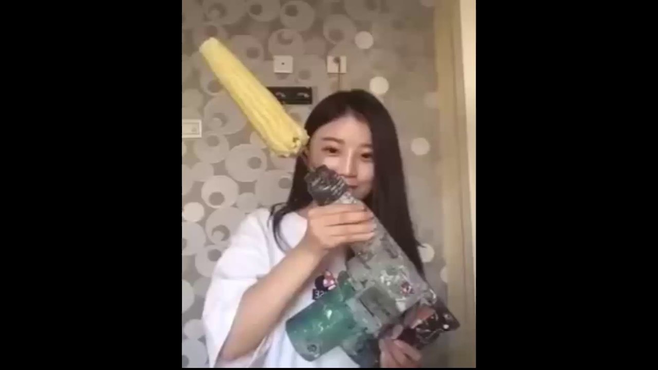 chica asiatica se queda sin cabello por comer una mazorca...Asian girl runs out of hair by eating a cob