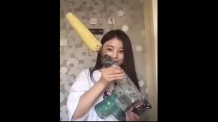 chica asiatica se queda sin cabello por comer una mazorca...Asian girl runs out of hair by eating a cob