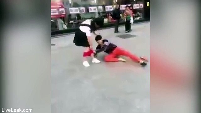 Homem apanhado a baixar as cuecas à ex-namorada depois dela o trair