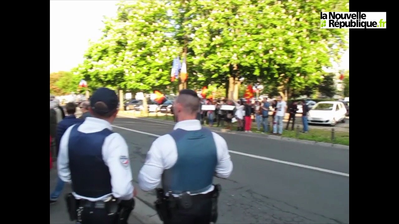 VIDEO. A Blois, face-à-face tendu entre la Manif pour tous et l'extrême gauche