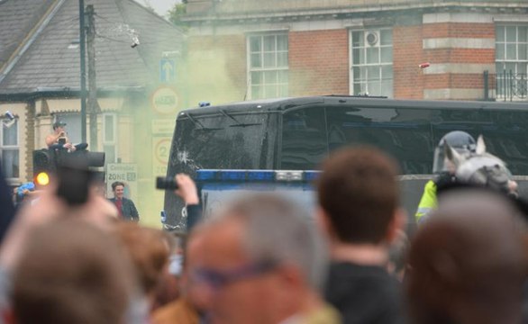 Torcedores do West Ham jogam garrafas em ônibus do United