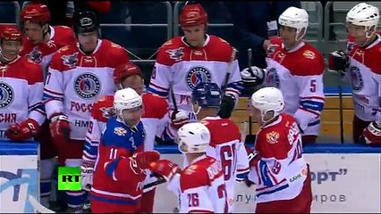 Putin buz hokeyi oynadı