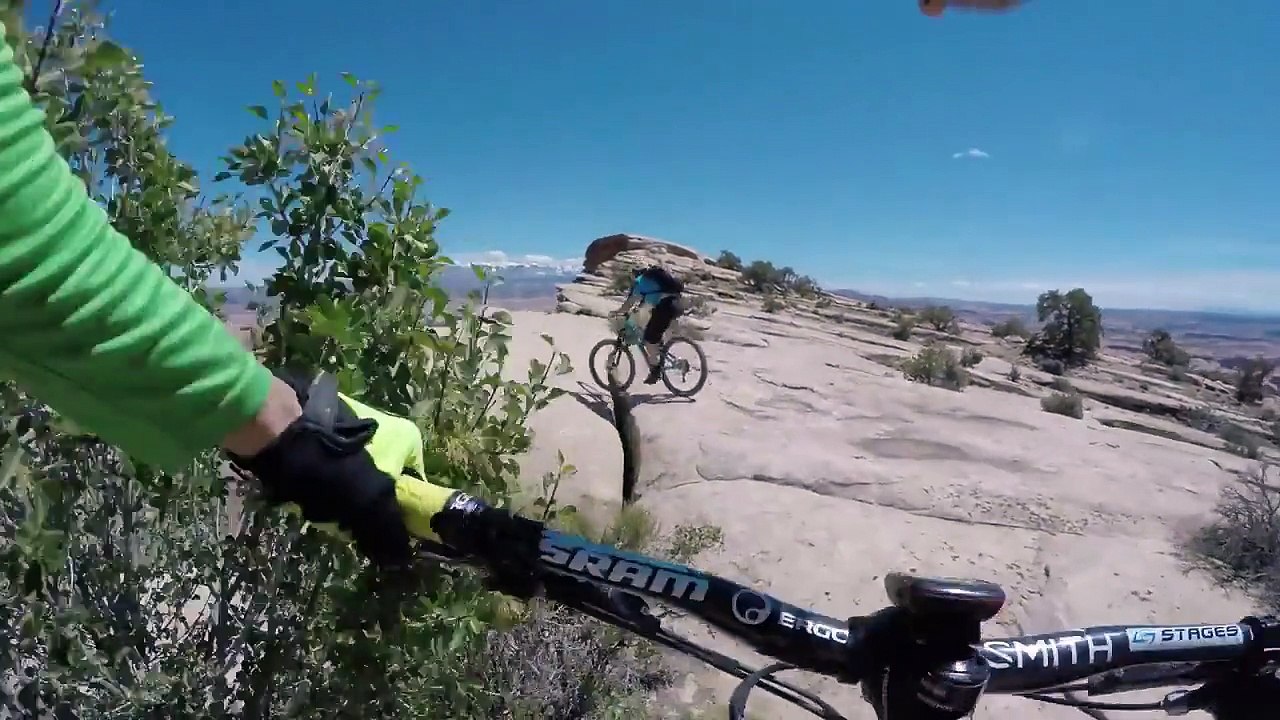 VTT au bord d'une falaise de 100 m. de Hauteur