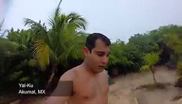 QUESTA RAGAZZA STAVA PER FARSI UN SELFIE MA IMPROVVISAMENTE QUALCOSA SI ABBATTE DIETRO DI LEI