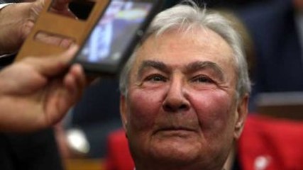 Deniz Baykal'ın Yüzündeki Kızarıklıklar Dikkat Çekti