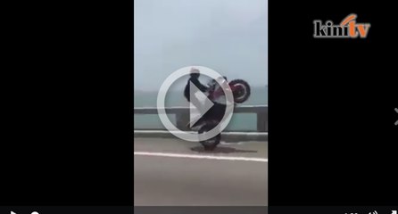 Video: Aksi 'pacak' penunggang 'motor besar' dikecam