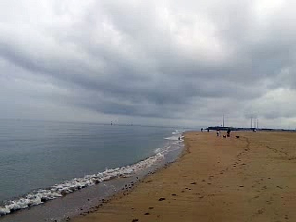 Ouistreham, Riva Bella : mer d'huile, mer étale, ciel menaçant