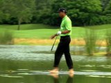 Tiger Woods marche sur l'eau et marque son point en Gold... Comme un dieu LOL