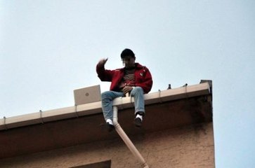 Bunalıma Giren Şahıs, Çatıda Laptopla İntihara Kalkıştı