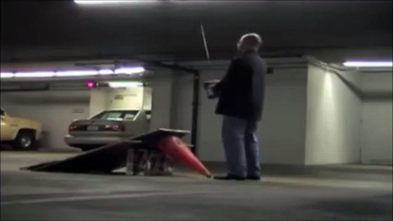 Un peu trop confiant il pense pouvoir sauter au dessus de 2 voitures