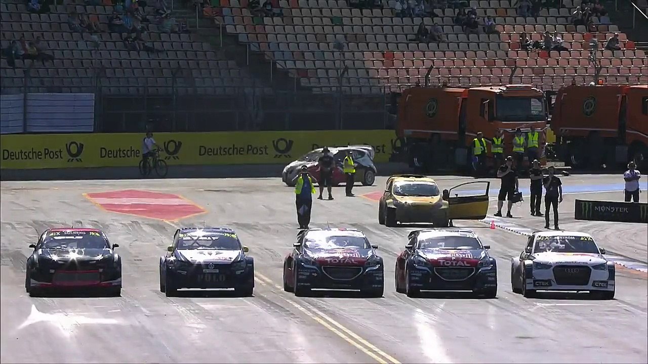 Dépassement de génie dès le premier virage en Rallycross