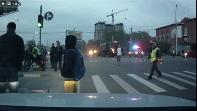 Un canon chute d'un camion et fonce vers des piétons menaçant de les écraser!