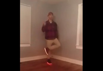 Régis fait une démonstration de danse