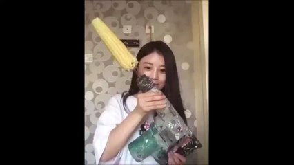 Elle mange du maïs à la perceuse et se scalpe le crâne