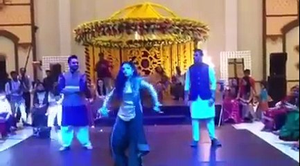 Sanam Chaudhry's Mehndi Dance on London Thumakda With Abdullah Sultan at Wahaj Ali's Wedding 2016