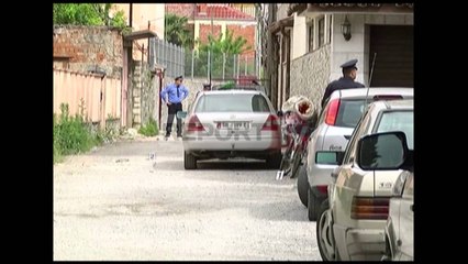 Report TV - Nuk zgjidhi problemin tek Sigurimet 68-vjeçari qëllon me çifte në ajër