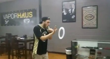 Cet homme va vous impressionner en faisant des ronds avec une vapoteuse