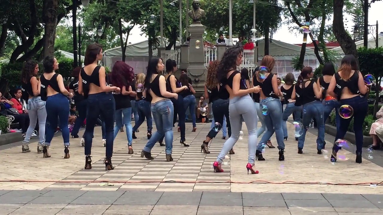 Une danse au déhanché ultra sexy