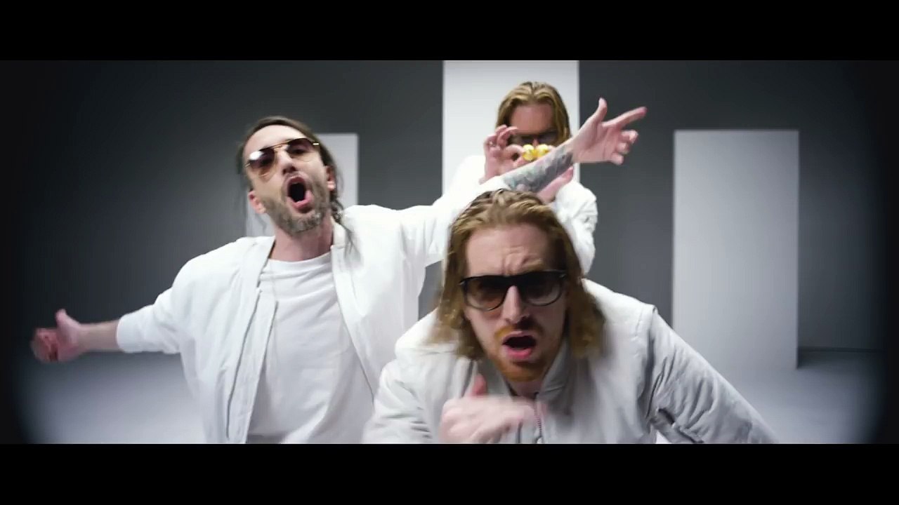 Les hommes qui murmuraient aux oreilles des couilles (CLIP)