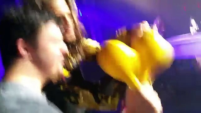 Il leader degli AEROSMITH incontra un FAN scatenato in farmacia. Quello che accade dopo è INCREDIBILE...