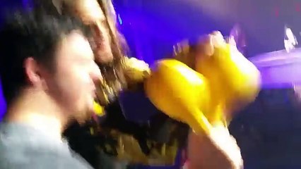 Il leader degli AEROSMITH incontra un FAN scatenato in farmacia. Quello che accade dopo è INCREDIBILE...