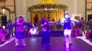 Sanam Chaudhry's Mehndi Dance on London Thumakda With Abdullah Sultan at Wahaj Ali's Wedding 2016