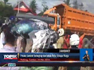 Pelaku Jambret Dihajar Massa dan Dibakar Motornya