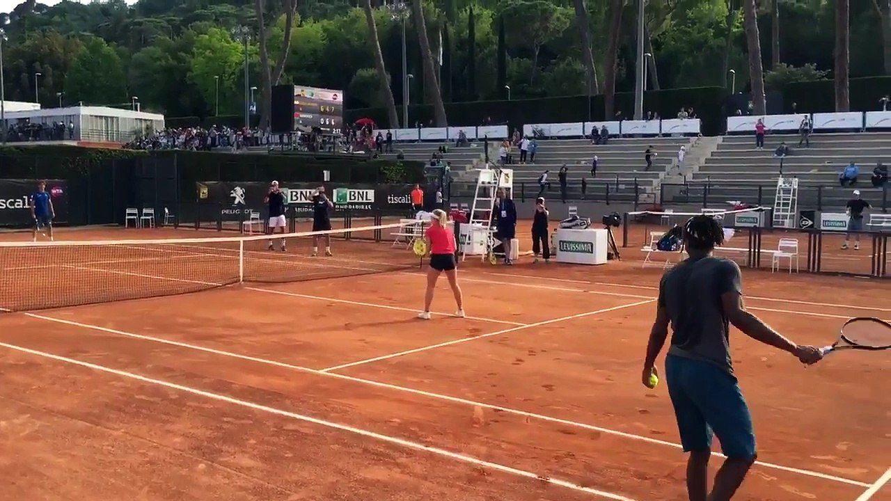 Tennis - Gael Monfils saute par-dessus Daria Gavrilova pour renvoyer la balle