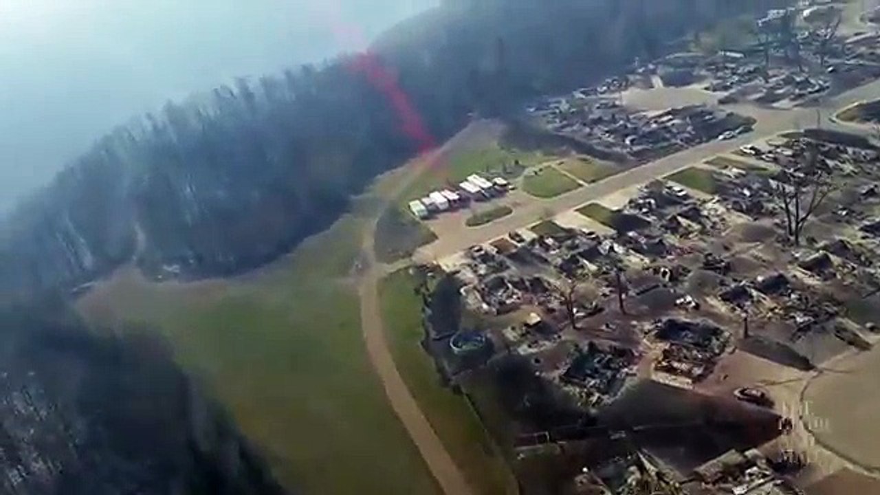 Un hélicoptère survole des quartiers incendiés de Fort McMurray