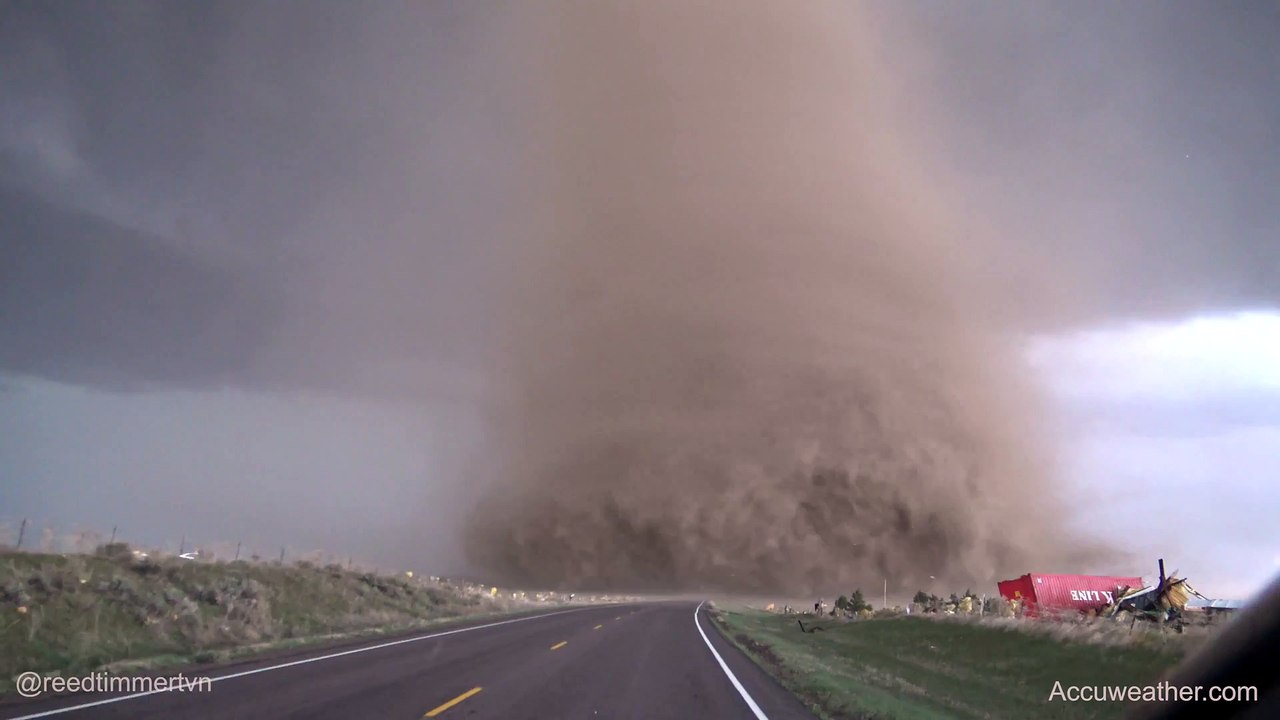 Ils filment une tornade terrifiante de très près, trop près...