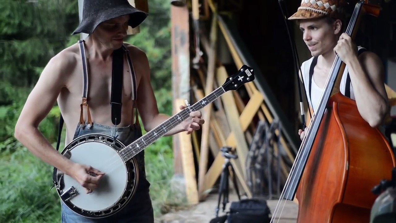 This is how hillbillies Rock and Roll — “Thunderstruck” the redneck way is AWESOME