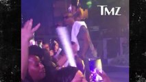 Le rappeur Ja Rule prend une canette de bière sur la tête en concert