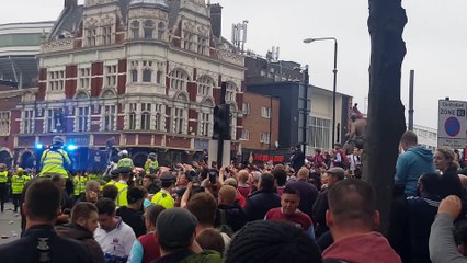 Les joueurs de Manchester United attaqués dans leur Bus par des bouteilles