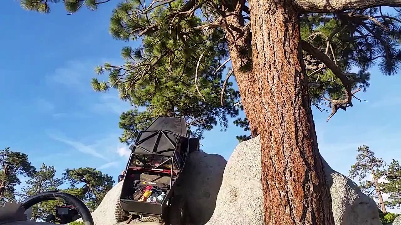 Il tente de monter sur un rocher avec son buggy