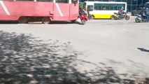 Un tramway percute des motards
