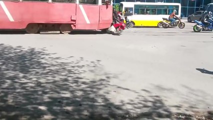 Un tramway percute des motards