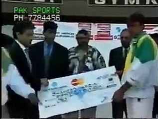 Check Out Shahid Afridi English When He Came to Receive First Award Of His Career