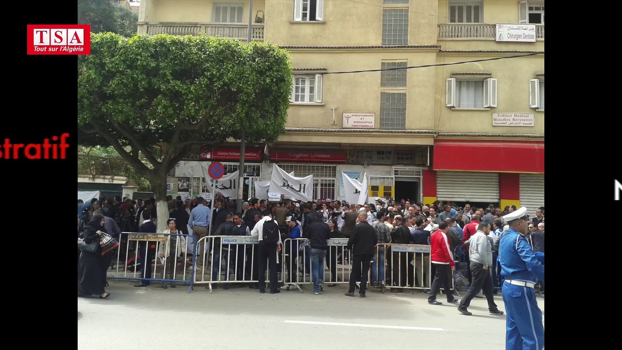 Des politiques, des anciens ministres et des journalistes dans un rassemblement de soutien à El Khabar