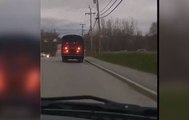 Un enfant de 12 ans vole un bus scolaire et se fait pourchasser par la police (vidéo)