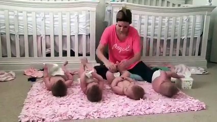 Cette maman s'occupe de quatre quadruplés, celle de gauche est à mourir de rire...