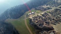 Un hélicoptère filme Fort McMurray détruite par les flammes