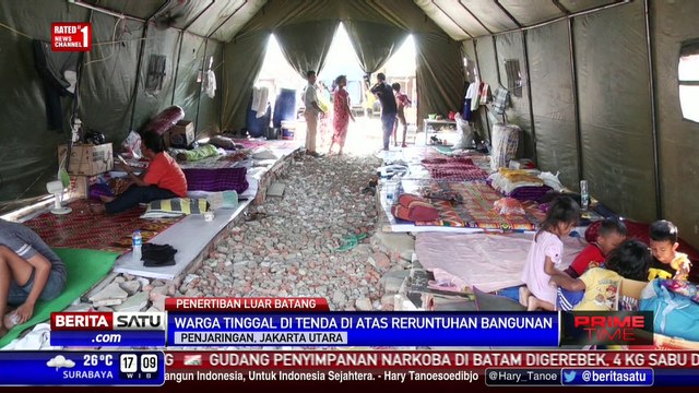 Warga Luar Batang Dirikan Tenda di Atas Reruntuhan