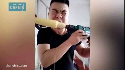 Il mange un épis de maïs entier avec une perceuse