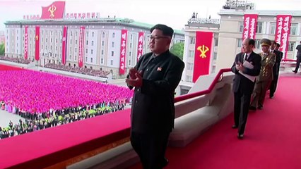 Gigantesco desfile a la gloria de líder norcoreano