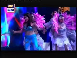 Mehwish Hayat Dance Performance in Pakistani Award Show 2016