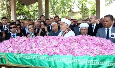 İşadamı Şevket Demirel Güllerle Uğurlandı