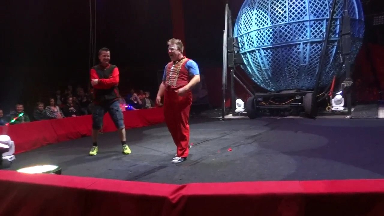 Un clown rate son enchainement et met un spectateur KO