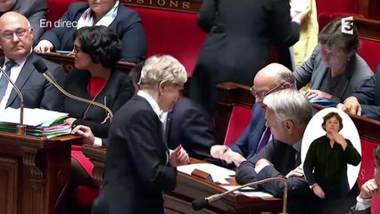 Manuel Valls en colère contre Emmanuel Macron devant les caméras à l'Assemblée