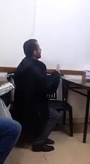 At yarışı takip ederken kendinden geçen yarışsever...